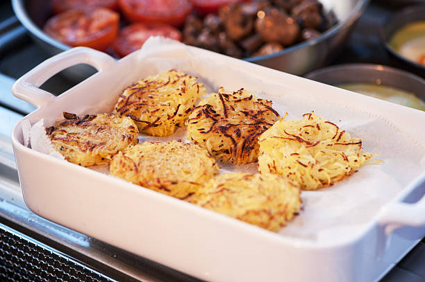 roesti batatas em um prato branco - roesti - fotografias e filmes do acervo