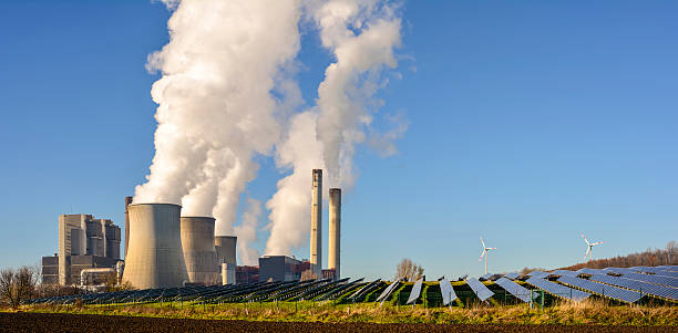 central elétrica de vento energia fotovoltaica, - environmental damage power station factory smoke stack imagens e fotografias de stock