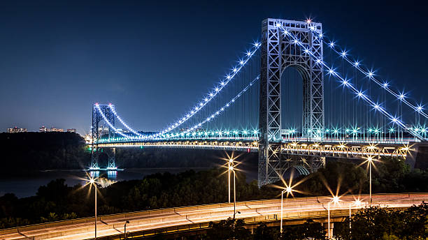 The George Washington bridge illuminated at night George Washington Bridge and the Henry Hudson Parkway by night gwb stock pictures, royalty-free photos & images