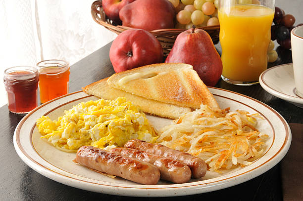 salchichas y huevo de desayuno - patata picada y frita fotografías e imágenes de stock