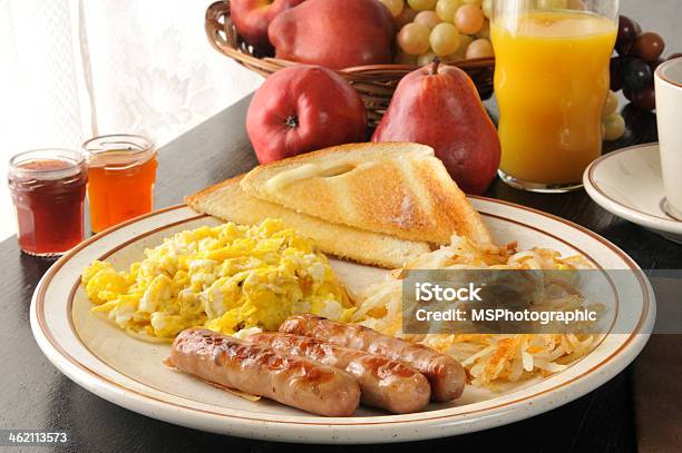 Foto de Linguiça E Ovo De Café Da Manhã e mais fotos de stock de Ovo - Ovo, Hash Brown, Salsicha