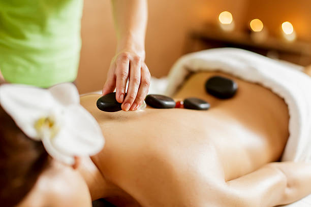 핫 스톤 마사지 테라피 - massage therapist stone spa treatment working 뉴스 사진 이미지
