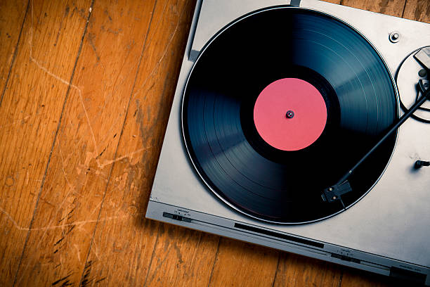 istock Vintage turntable with disc on wood 462120907