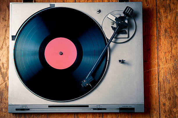istock Vintage turntable with disc on wood 462120913