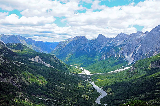 valbona 渓谷国立公園がございます。 prokletije 山々ます。 - serbian culture ストックフォトと画像