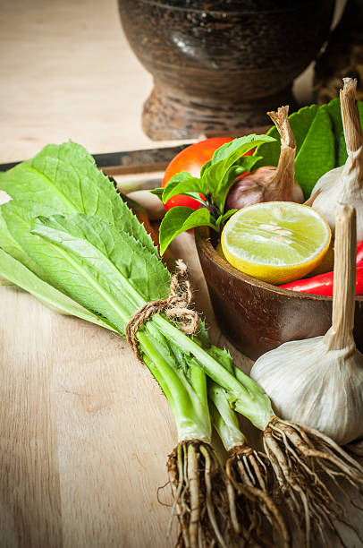 lange korianderblätter und element von tom-yum-speisen - cilantro seed coriander seed spice stock-fotos und bilder