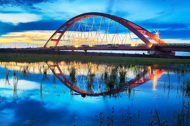 istock Color Red Bridge Sunset, Chuk Yuen 462136623
