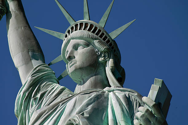 statue de la liberté. - statue of liberty old fashioned new york city independence photos et images de collection
