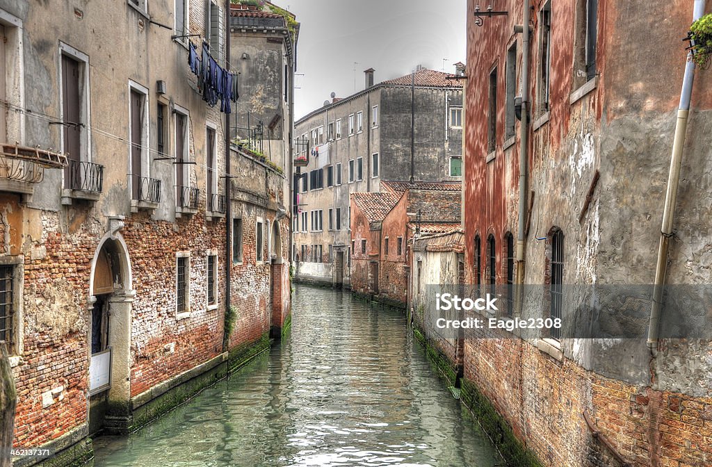 Canale con antiche tubi (HDR), Venezia, Italia - Foto stock royalty-free di Isola di Murano