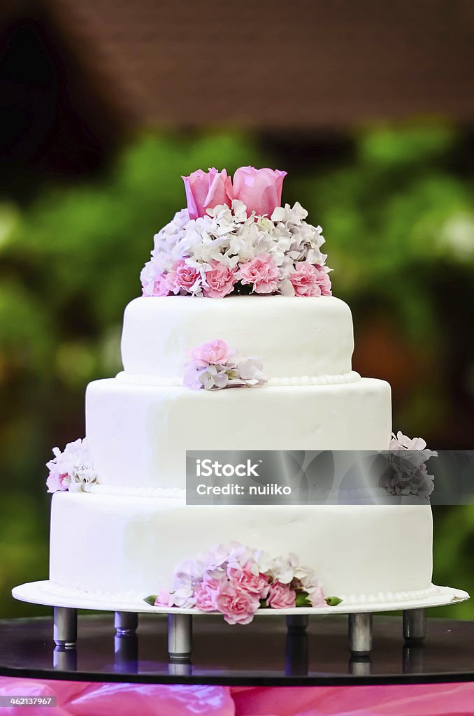 White vier Gestufte Hochzeitstorte auf Tisch - Lizenzfrei Blume Stock-Foto