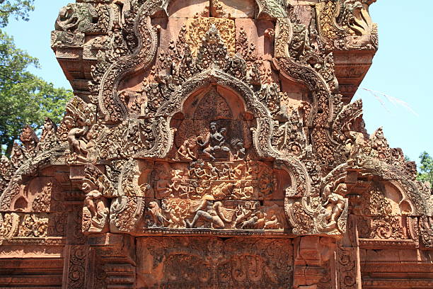 alivio de banteay srei en ankor, camboya - ankor fotografías e imágenes de stock