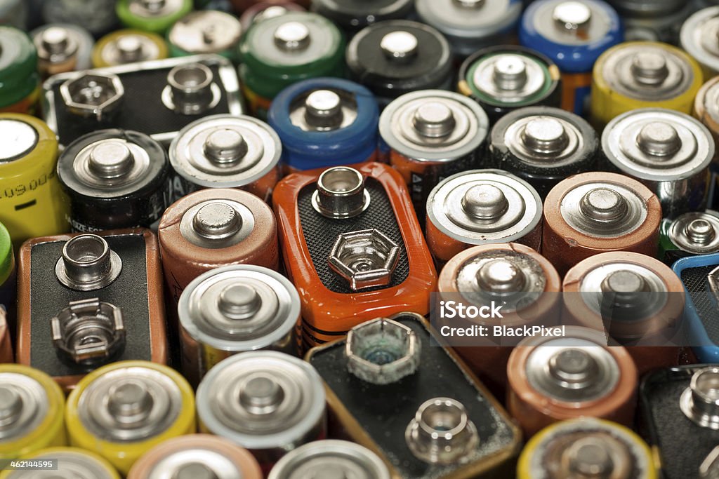 Vecchio batterie scariche - Foto stock royalty-free di Batteria - Fornitura di energia