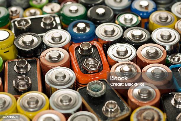 Vecchio Batterie Scariche - Fotografie stock e altre immagini di Batteria - Fornitura di energia - Batteria - Fornitura di energia, Esaurimento, Vecchio