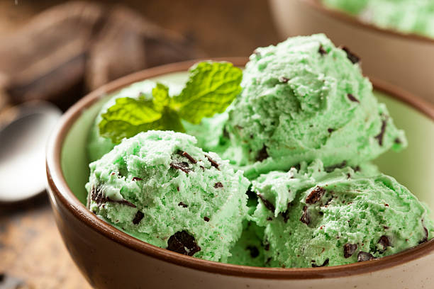 istock Organic Green Mint Chocolate Chip Ice Cream 462149277