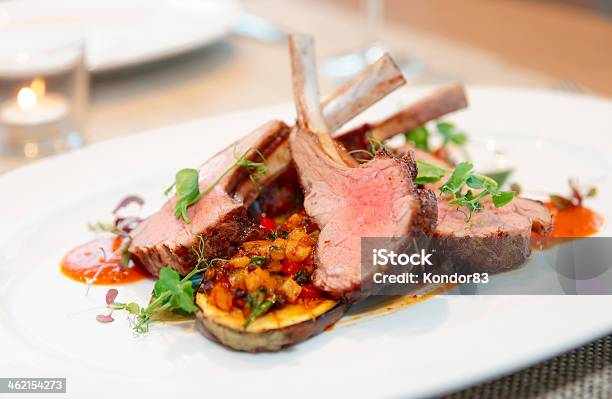 Grelhado Costeleta De Carneiro Com Produtos Hortícolas - Fotografias de stock e mais imagens de Gastrónomo