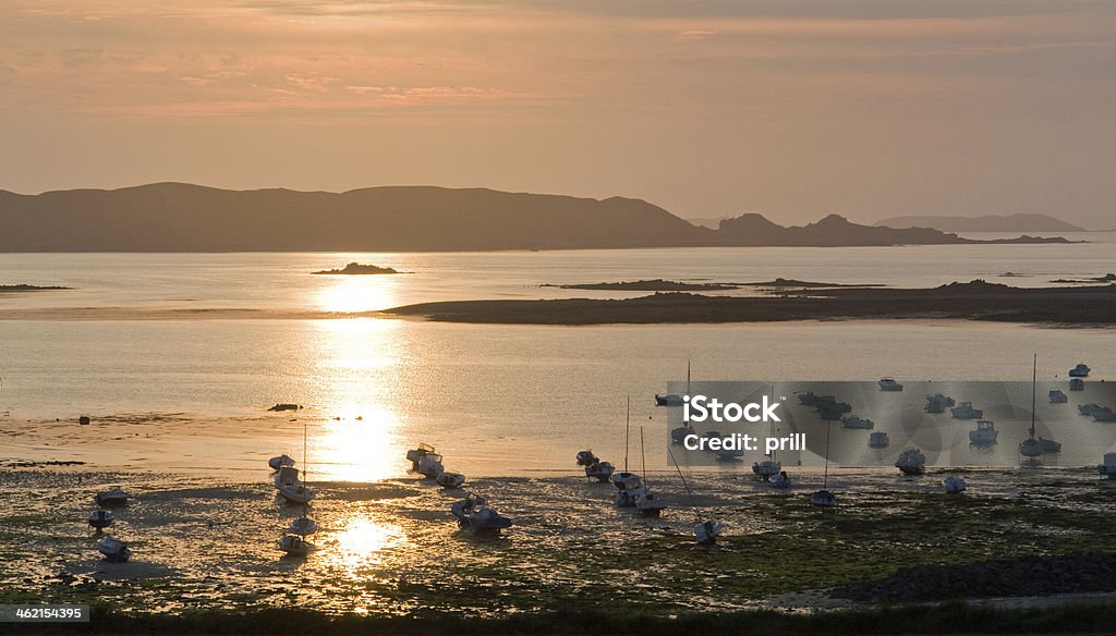 Pôr do sol na costa de granito rosa - Foto de stock de Ancorado royalty-free