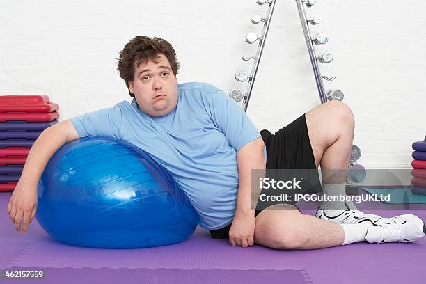 Hombre Gordo Reposo En Pelota De Ejercicio Foto de stock y más banco de imágenes de Adulto - Adulto, Adversidad, Agotamiento