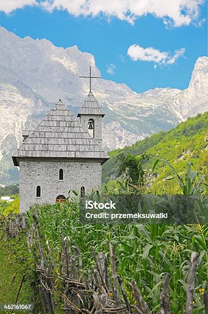 Thett Vale Montanhas Prokletije - Fotografias de stock e mais imagens de Admirar a Vista - Admirar a Vista, Albânia, Aldeia