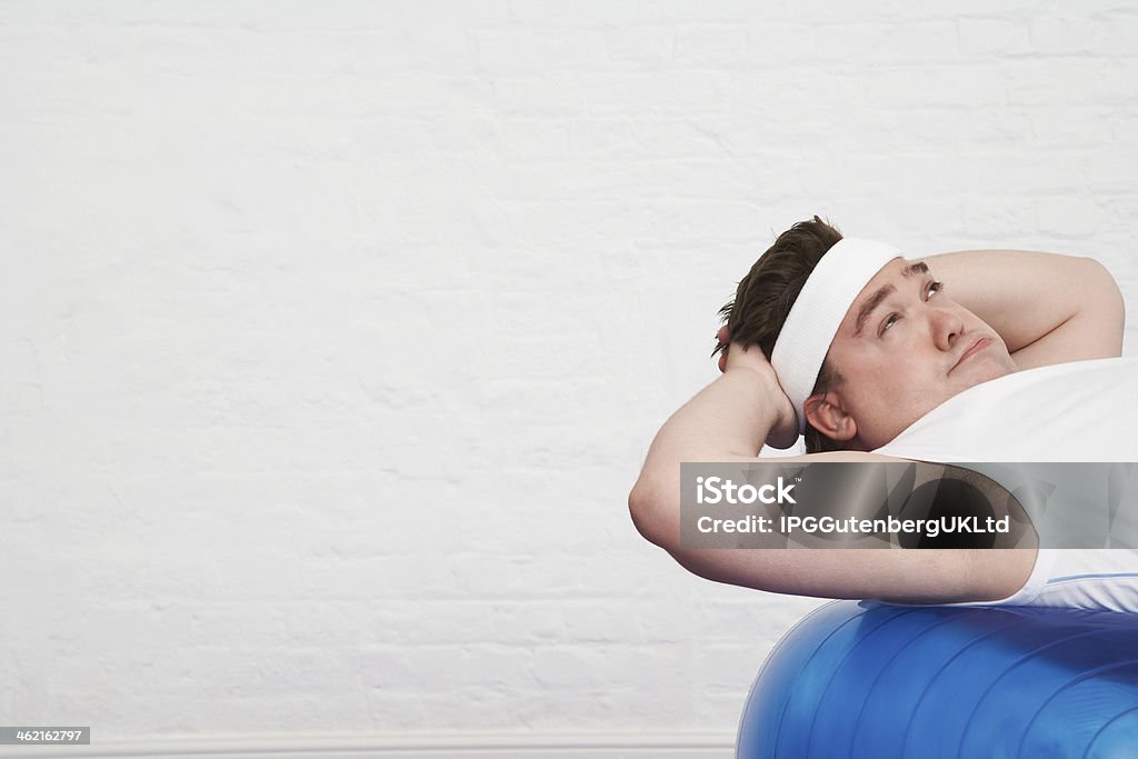 Sobrepeso hombre haciendo Sit Ups en pelota de ejercicio - Foto de stock de Adulto libre de derechos
