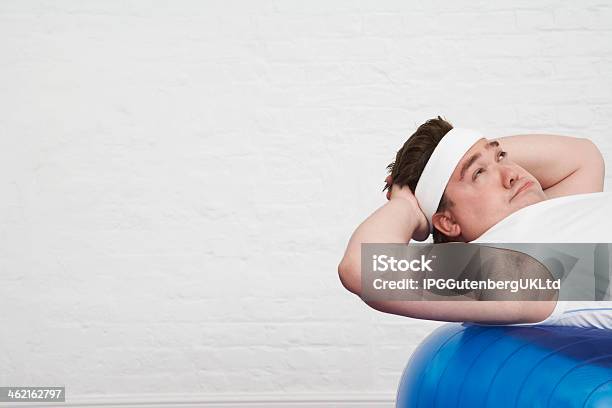 Sobrepeso Hombre Haciendo Sit Ups En Pelota De Ejercicio Foto de stock y más banco de imágenes de Adulto