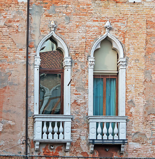 dos ventanas en venecia - venice italy ancient architecture creativity fotografías e imágenes de stock