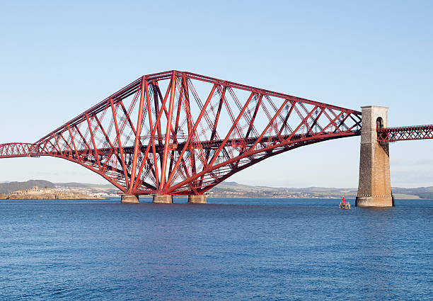 para a frente ponte ferroviária em edimburgo - firth of forth rail bridge bridge edinburgh europe imagens e fotografias de stock