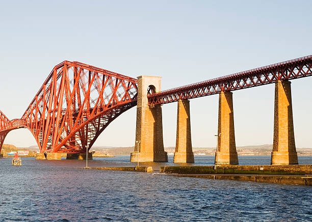 para a frente ponte ferroviária em edimburgo - firth of forth rail bridge bridge edinburgh europe imagens e fotografias de stock