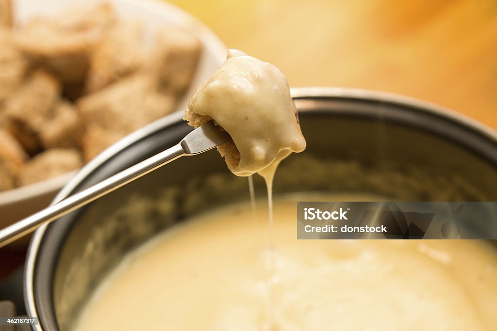 Comer fondue de queso - Foto de stock de Fondue libre de derechos