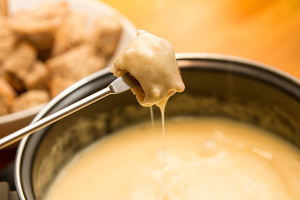 fondue au fromage - fondue swiss culture winter cheese photos et images de collection