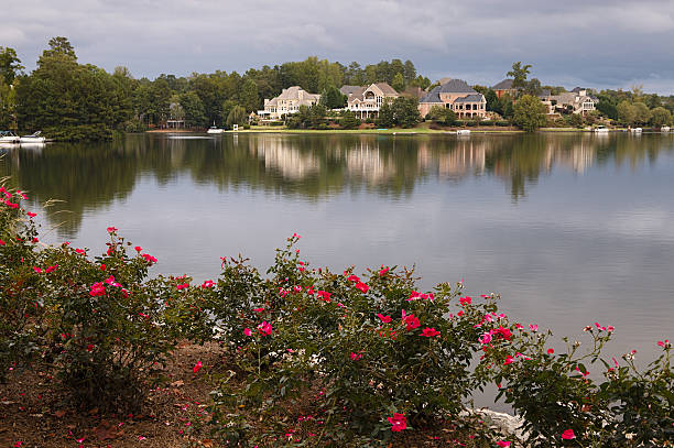 encuentra junto al lago - house residential structure mansion atlanta georgia fotografías e imágenes de stock