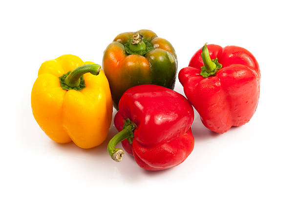 3 개의 벨 페퍼 흰색 바탕에 흰색 배경 - chopped green bell pepper pepper bell pepper 뉴스 사진 이미지