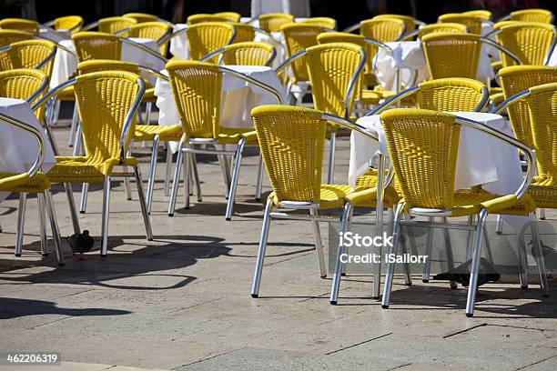 Tabelle Del Caffè A Venezia - Fotografie stock e altre immagini di Ambientazione esterna - Ambientazione esterna, Caffè all'aperto, Cittadina