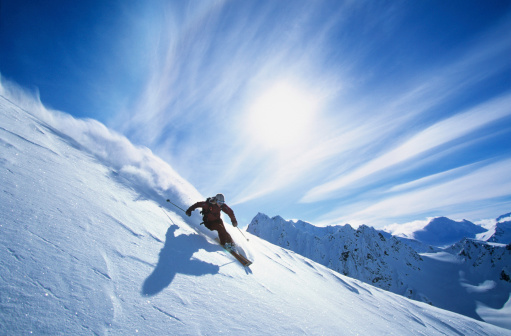 Esquiador de esquí en ladera de montaña photo