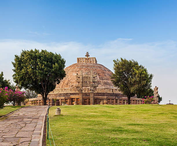 grande estupa. sanchi, madhya pradesh, índia - stupa - fotografias e filmes do acervo