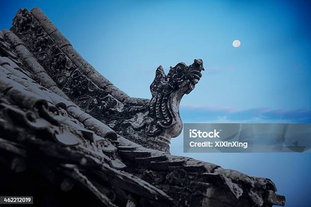 Foto de Closeup De Esculturas Na Teto Do Pagode Ao Anoitecer e mais fotos de stock de Arquitetura