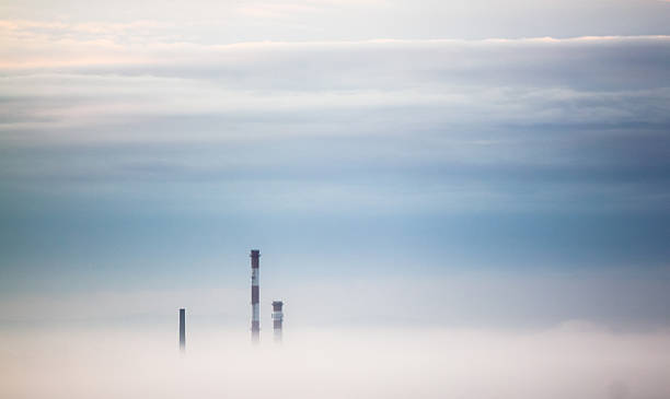 smokestacks in Nebel – Foto