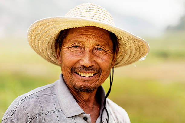 portrait d'agriculteur souriant, rural de la chine, province du shaanxi - chinese ethnicity men old china photos et images de collection