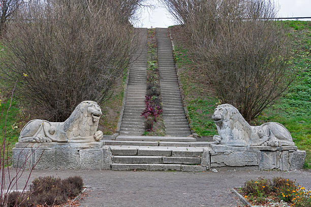 石獅子像を olesko 城公園 - footpath autumn stone old ストックフォトと画像