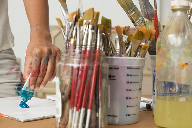 istock Artist Squeezing Paint On Palette 462221647