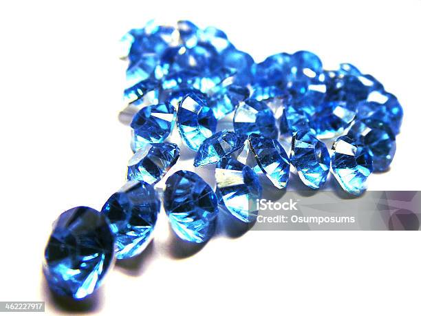 Vidro Azul Cristais Com Prata Costas Em Forma De Coração - Fotografias de stock e mais imagens de Azul