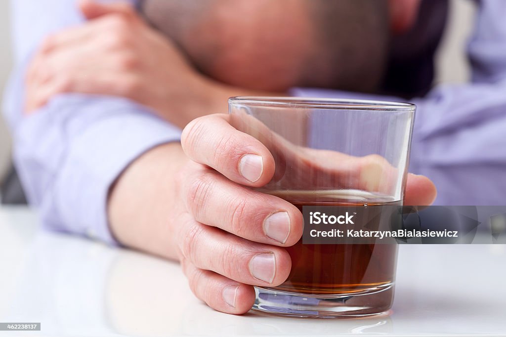 Deprimida de alcohol - Foto de stock de Abuso libre de derechos