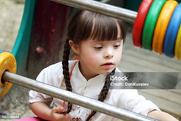 Retrato De Chica En El Patio De Juegos Foto de stock y más banco de imágenes de Síndrome de Down - Síndrome de Down, Niño, Jugar