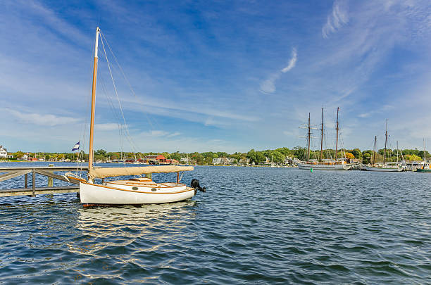 sailing boat в гавань - mystic connecticut nobody new england стоковые фото и изображения