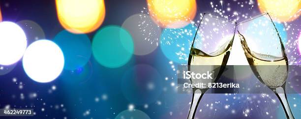 Gläser Mit Champagner Gegen Die Holiday Lights Stockfoto und mehr Bilder von Champagnerglas - Champagnerglas, Einen Toast ausbringen, Schaumwein