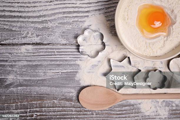 Hausgemachte Backen Nahaufnahme Und Cookie Den Bolzenschneider Auf Hölzernen Stockfoto und mehr Bilder von Ausstechform