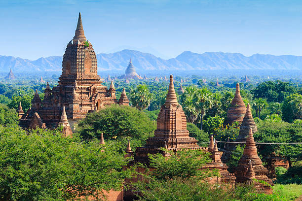 на дужках паган на рассвете, mandalay, myanmar - shwezigon paya стоковые фото и изображения