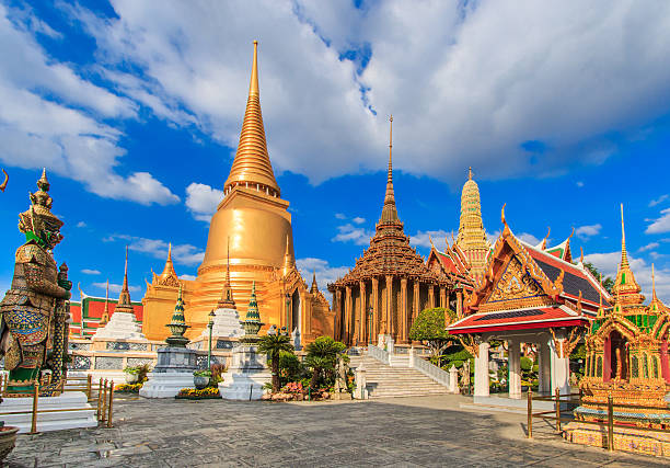 tempio di wat phra kaeo, bangkok, asia e thailandia - bangkok thailand asia thai culture foto e immagini stock