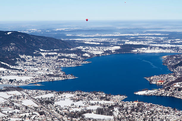 вид на озеро tegernsee, бавария, германия, зимой - tegernsee lake tegernsee lake mountain стоковые фото и изображения