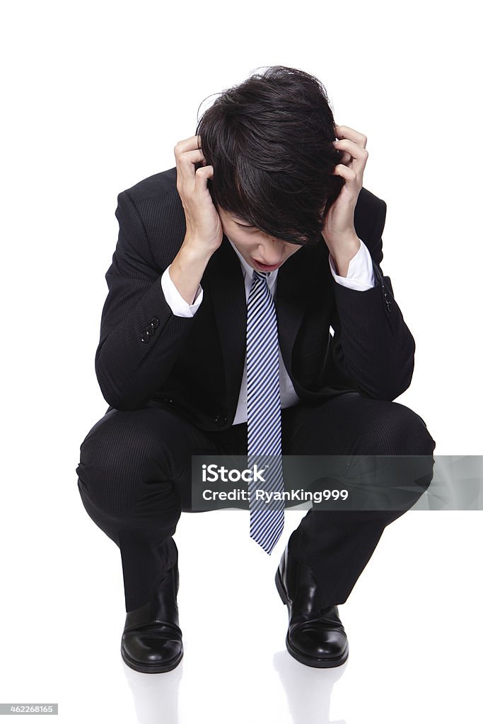 Biznes człowiek patrzy przygnębiony z pracy - Zbiór zdjęć royalty-free (Depresja - Smutek)