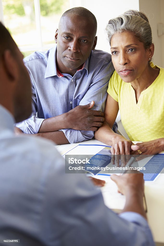 Maduras Casal negro reunião com um Consultor Financeiro em Casa - Royalty-free Testamento Foto de stock